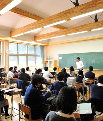 勾配屋根を活かして気積を確保した明るい普通教室