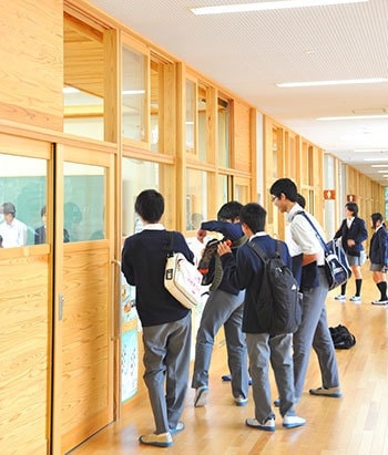教室内がよく見え、掲示板が確保された木製建具
