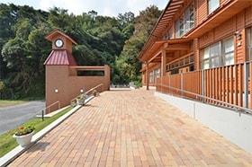 時計塔へ続く緩やかな勾配の生徒アプローチ (右側の大庇は昇降口)