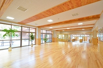 50年以上前の生徒が植林した杉を天井材に活用