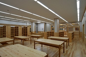 神奈川県産材のヒノキで制作した図書室の家具